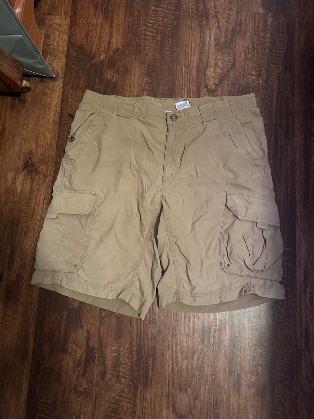Columbia Titanium Men's Tan Cargo Shorts Size M
